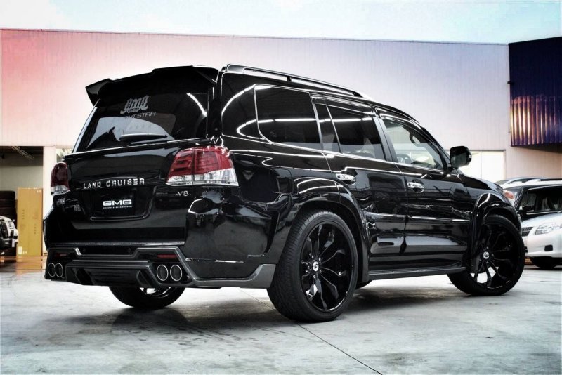 Toyota Land Cruiser 200 Black Tuning