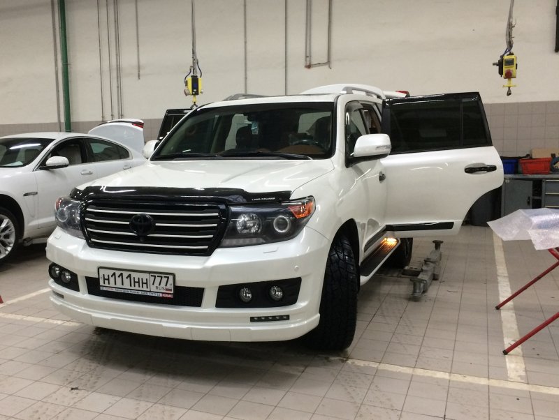 Toyota Land Cruiser 200 Black Bison