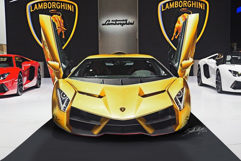 Lamborghini Veneno золотой