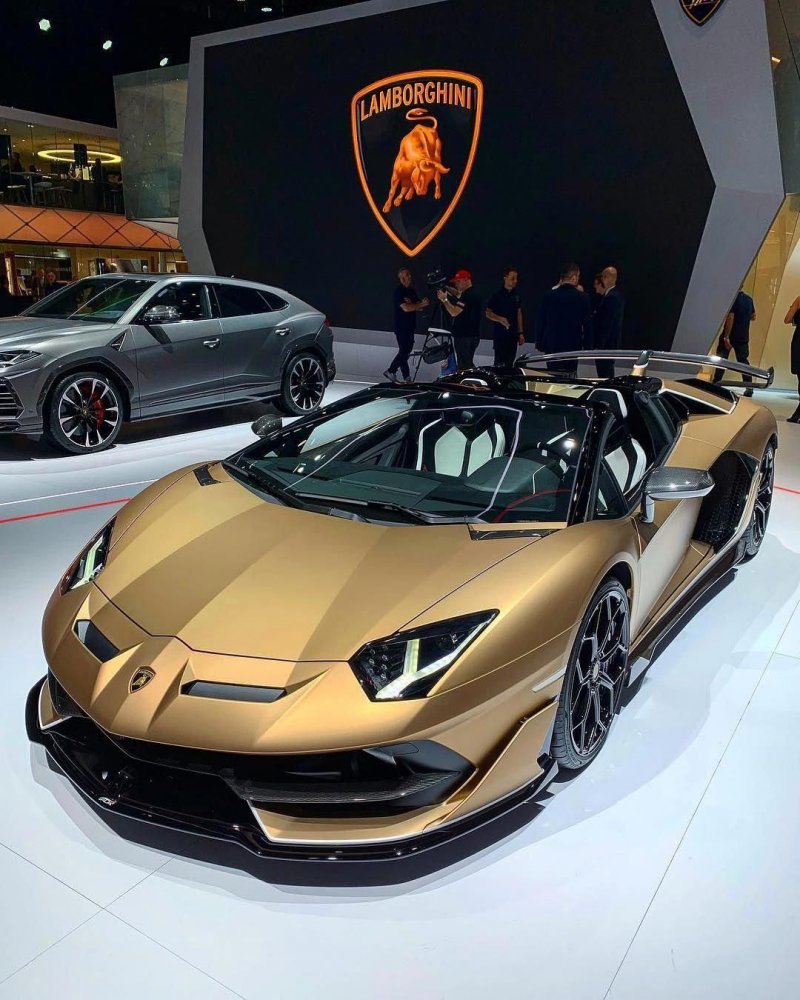 Спорткар Ламборджини авентадор