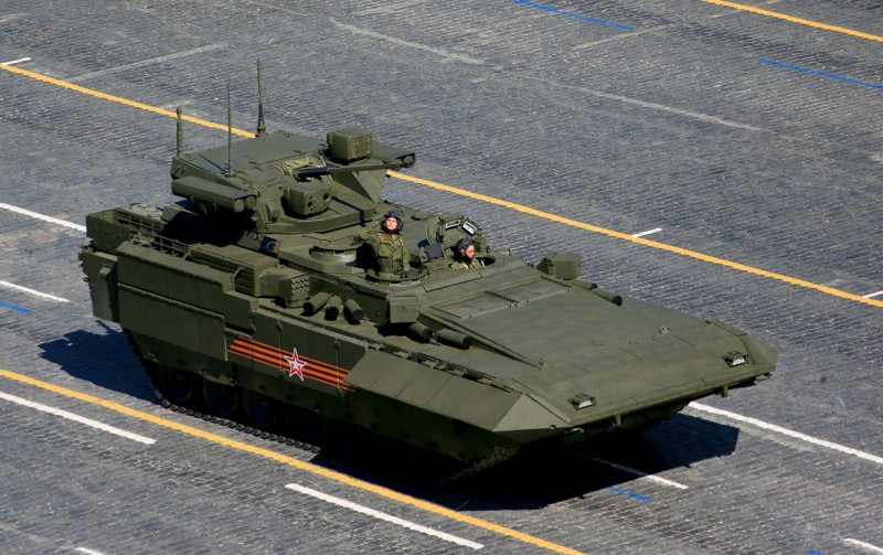 Путин на фоне танков