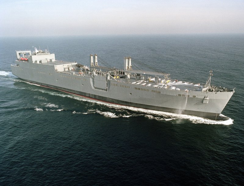 Корабль снабжения ВМС США USNS Laramie