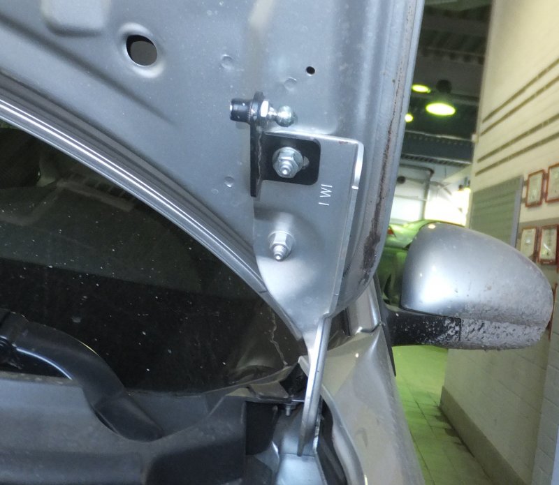 Упор капота Nissan Almera g15