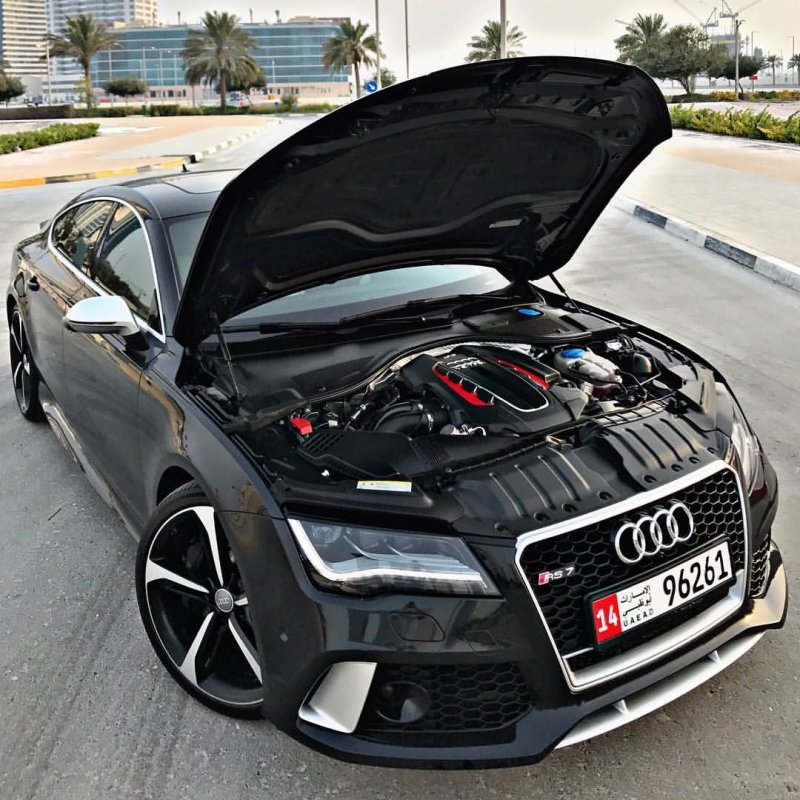 Машина Ауди rs7