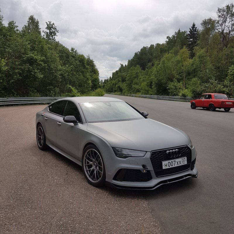 Серая Ауди rs7
