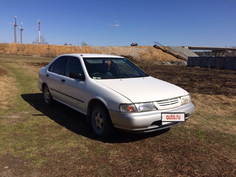 Nissan Sunny белый