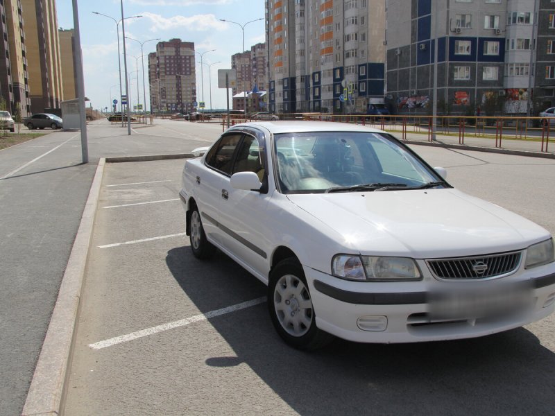 Американская Ниссан седан 2001 года