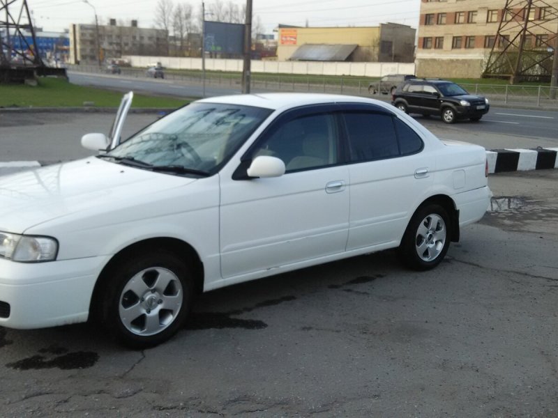 Nissan Sunny b15 белый на черном литье