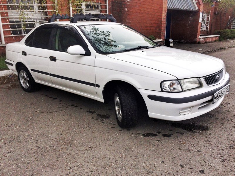 Nissan Sunny 2000 белый