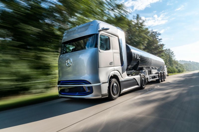 Водородный тягач Mercedes-Benz