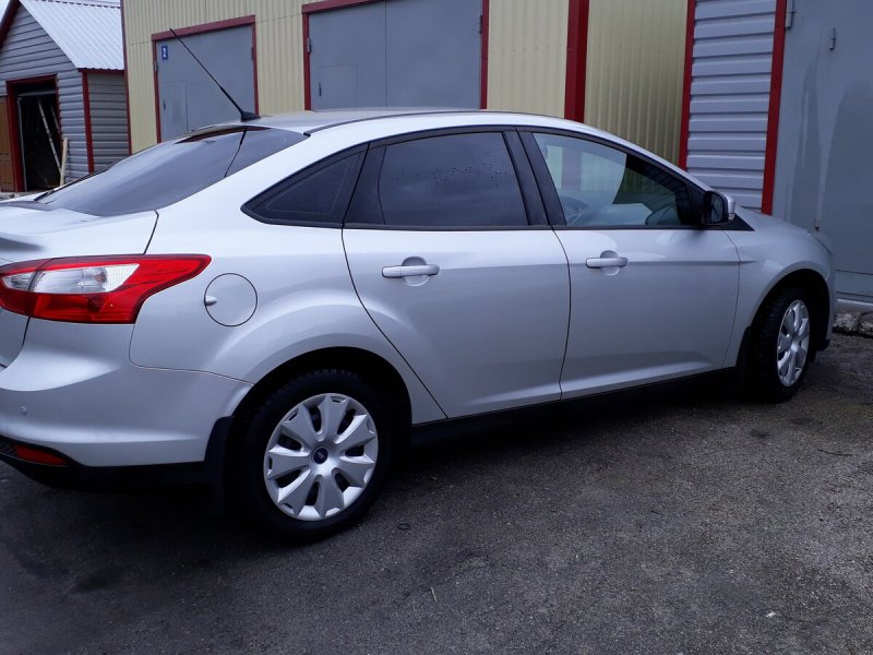 Ford Focus 3 хэтчбек серебристый