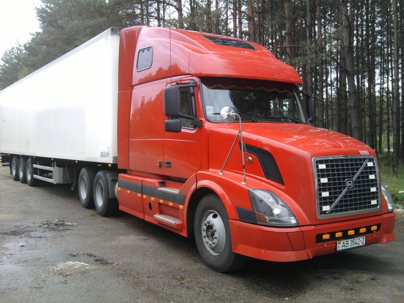 Volvo VNL 780 С прицепом