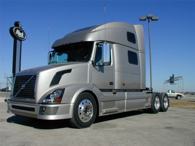 Тягач Volvo VNL 780