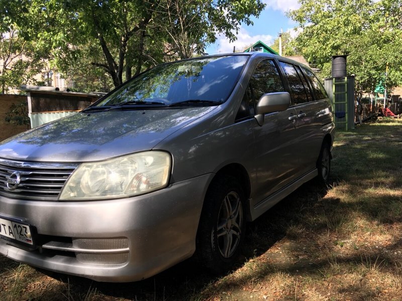 Nissan Liberty синий
