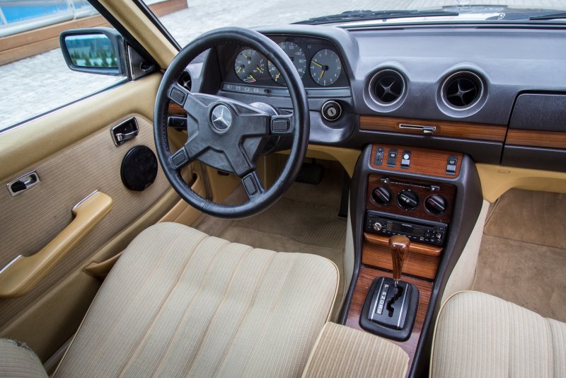 Mercedes Benz w123 Interior
