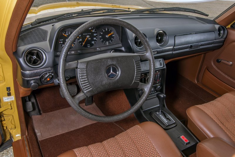 Mercedes w123 AMG салон