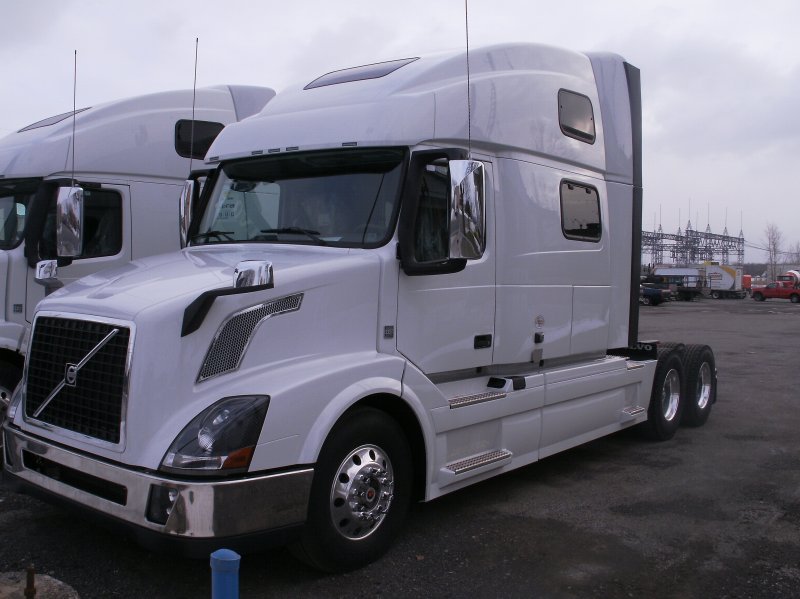 Volvo VNL 780 White