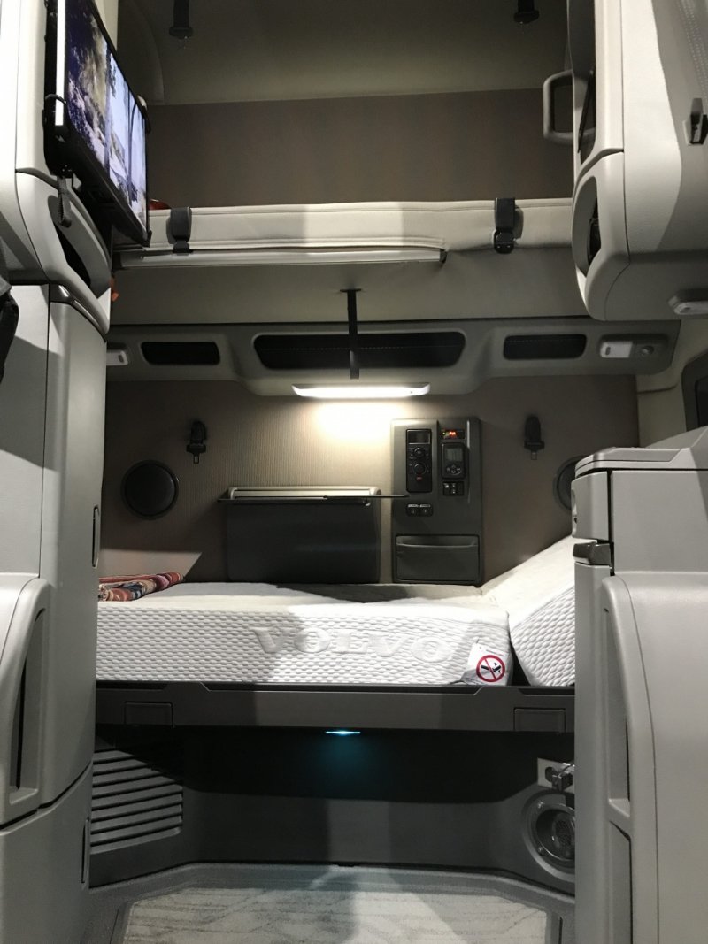 Volvo VNL 760 Interior