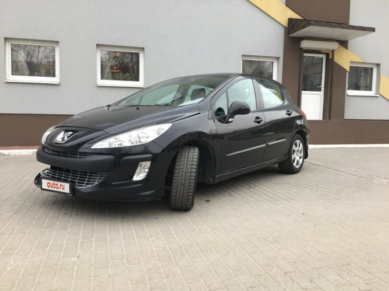 Чёрная машина Пежо 308