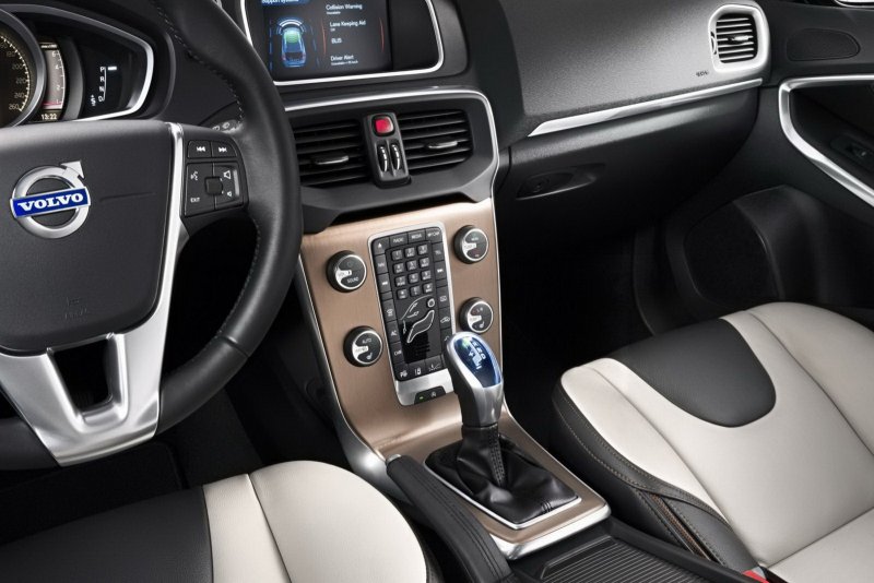 Volvo v40 Cross Country красный
