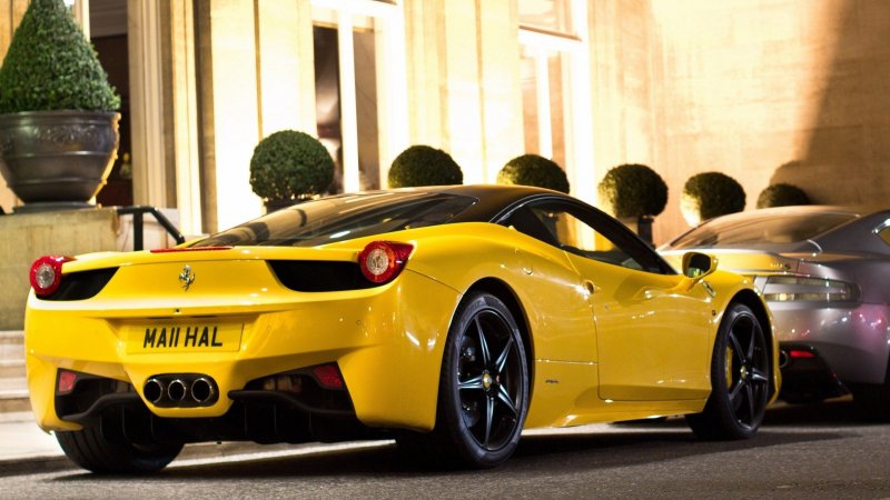 Автомобиль Ferrari 458 Italia
