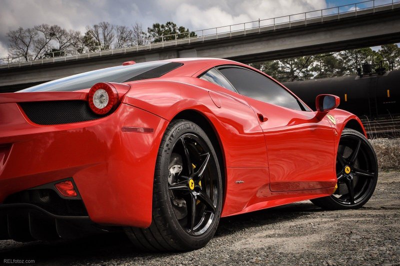 Феррари Италия 458 вид спереди