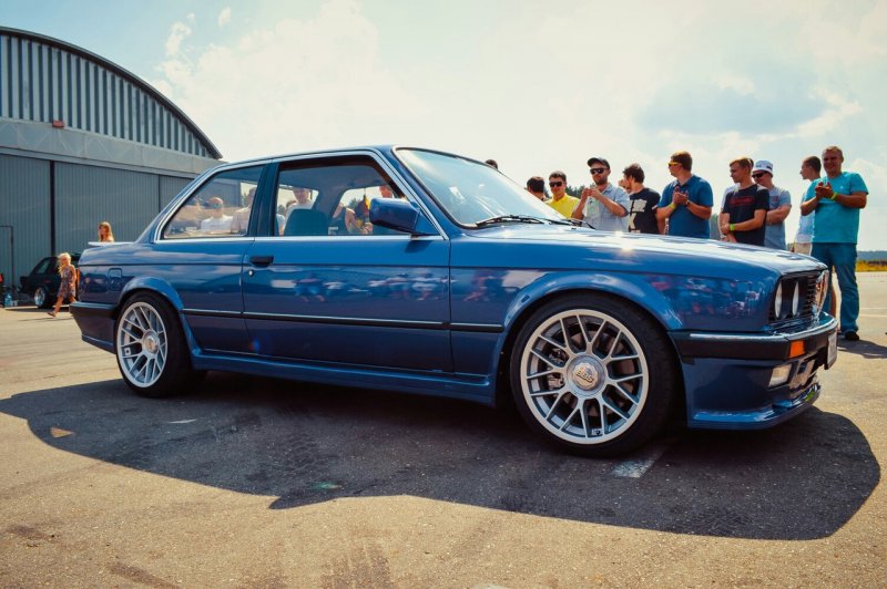 BMW e30 синяя