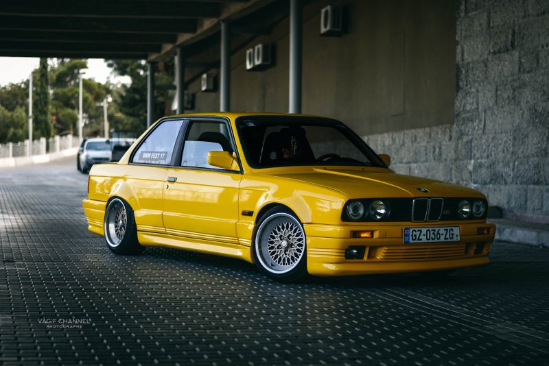 BMW e30 желтая