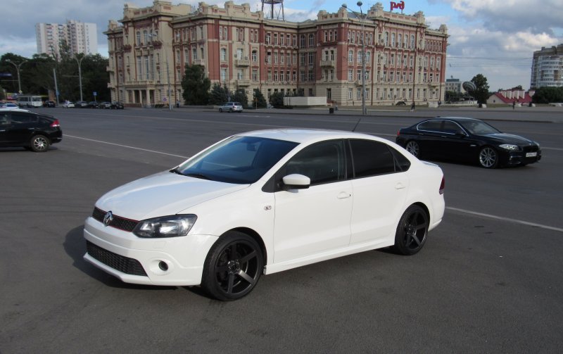 Volkswagen Polo в обвесе тонированный