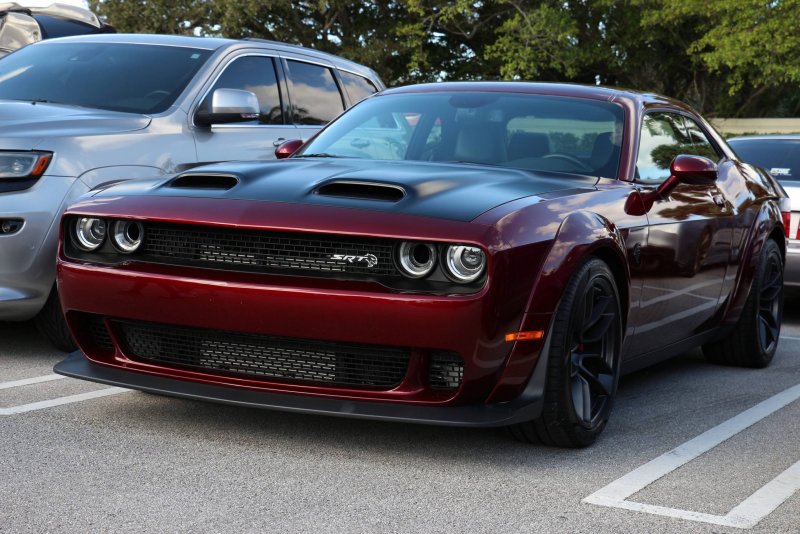 Dodge Challenger Hellcat зад