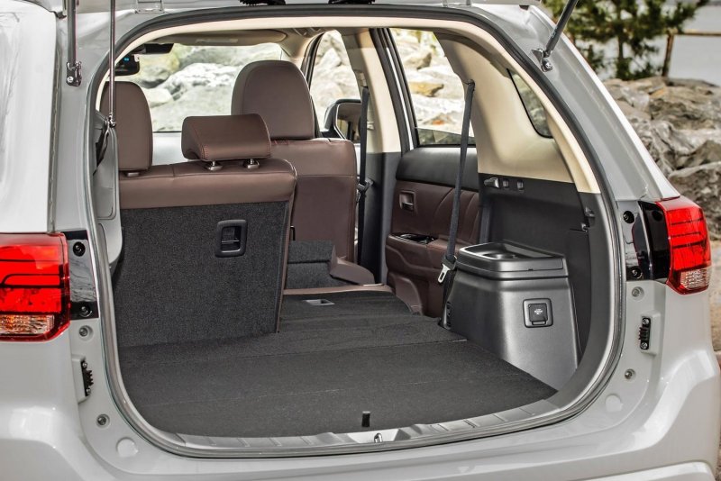 Mitsubishi Outlander 2018 багажник