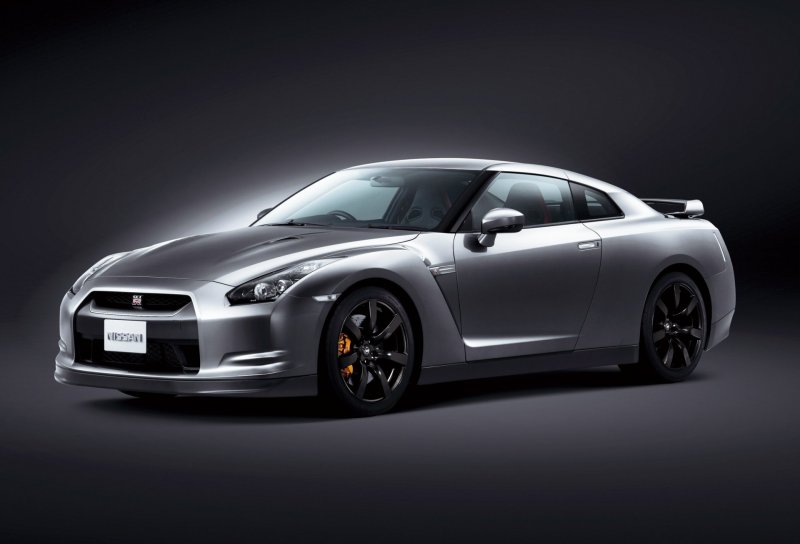 Nissan GTR 35 красный