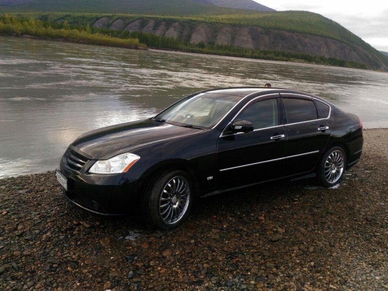 Nissan Fuga 2