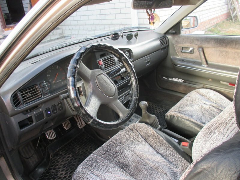 Мазда 626 1989 салон