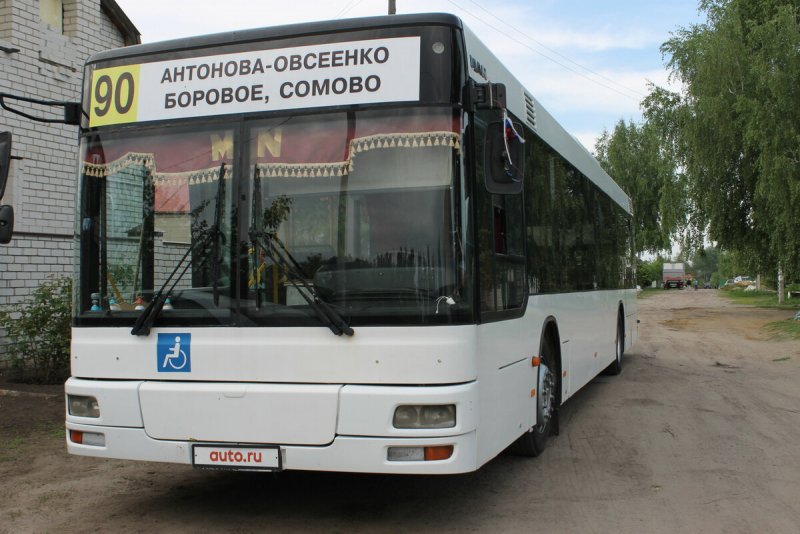 Автобус едет в парковку