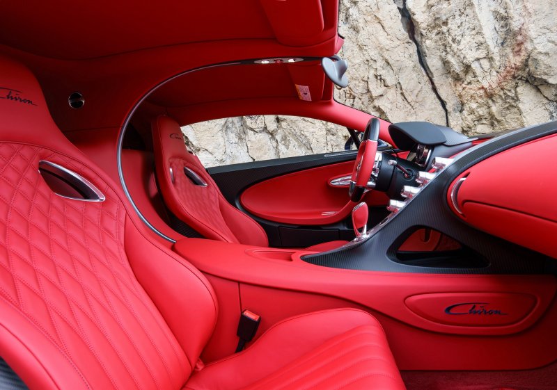 Bugatti Chiron красный салон