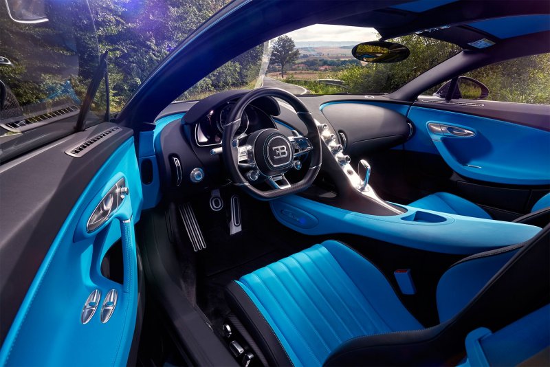 Машина Bugatti Chiron салон