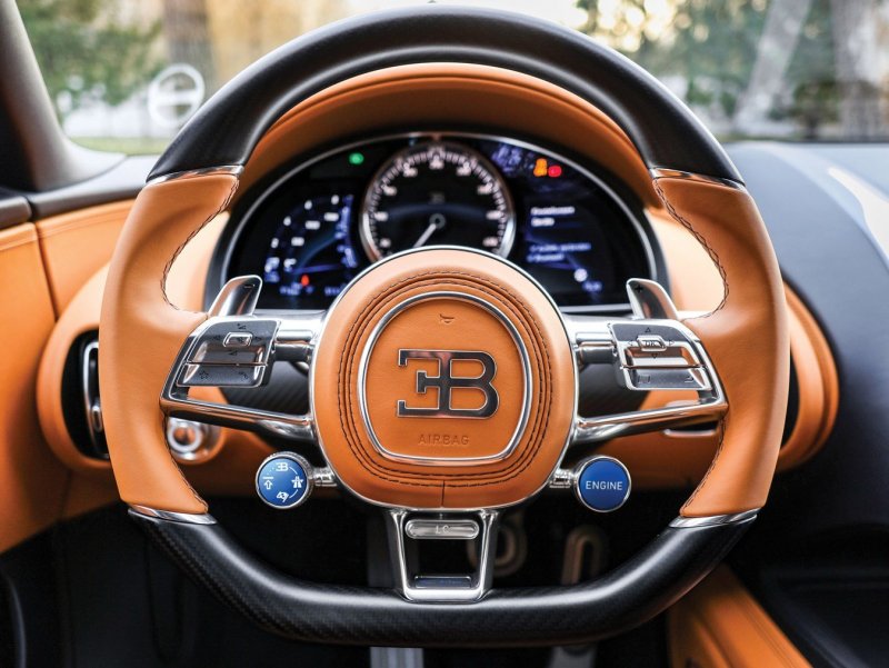 Машина Bugatti Chiron салон