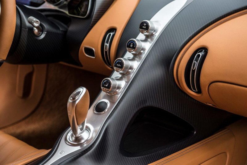Bugatti Chiron салон ночь