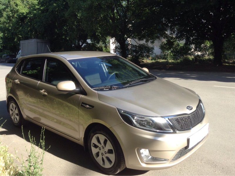 Kia Rio 3 хэтчбек бежевая