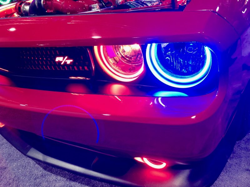 Dodge Challenger ангельские глазки