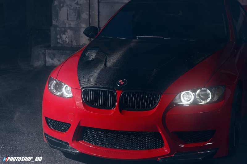 BMW m5 с красными фарами