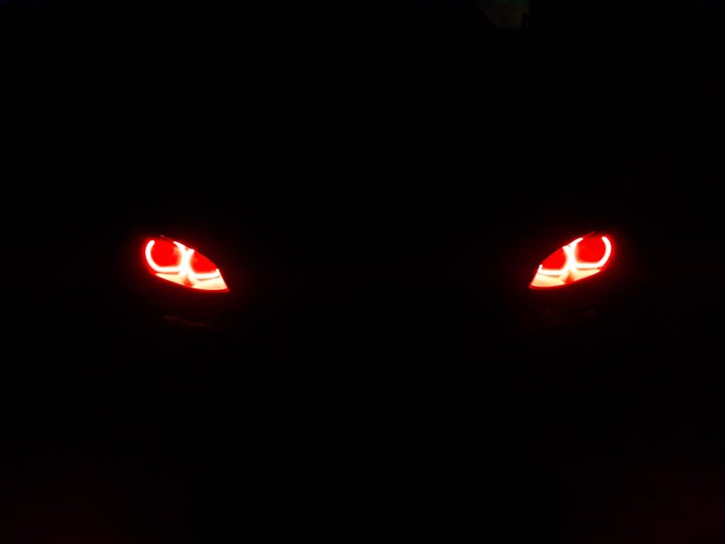BMW красные ангельские глазки