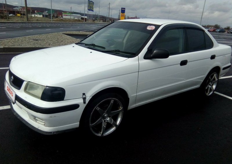 Nissan Sunny fb15 r16