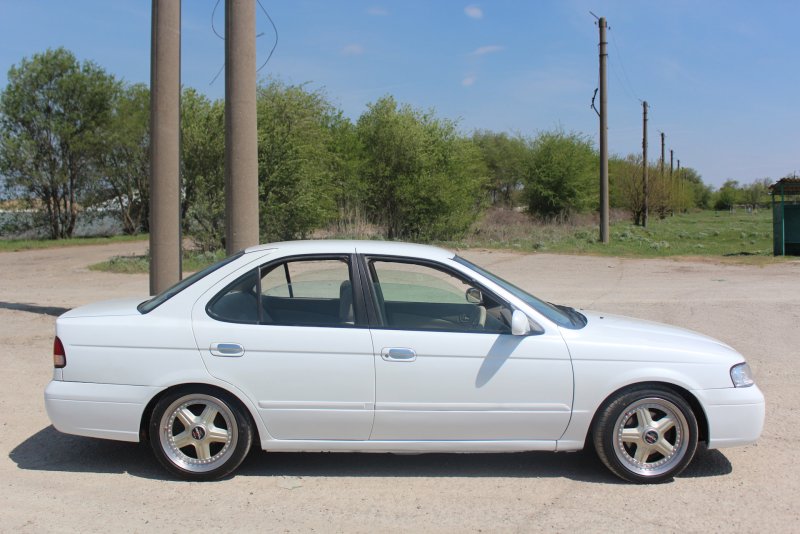 Белый Nissan Sunny fb15 с туманками