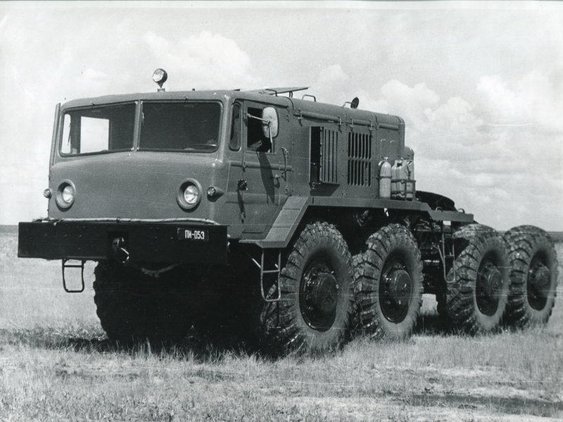 МАЗ военный тягач 537