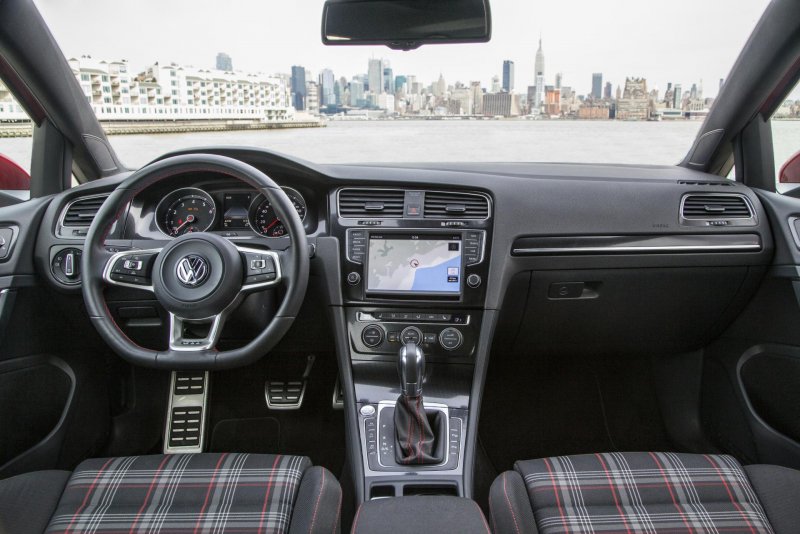 Volkswagen Golf 2015 салон