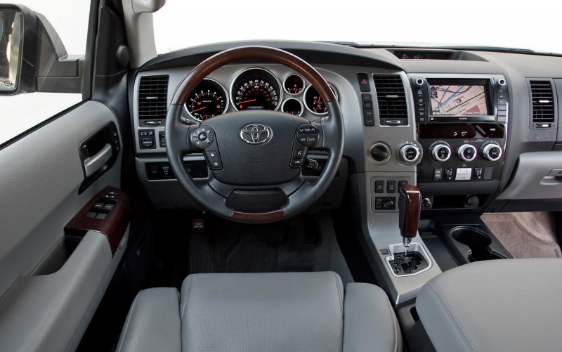Toyota Sequoia 2011 салон
