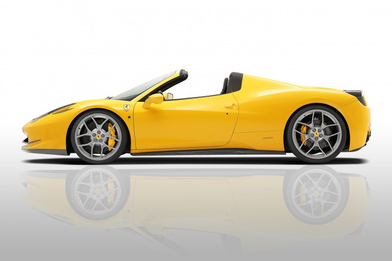 Машина Феррари 458 сбоку