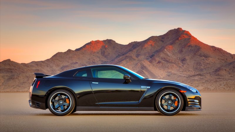 Nissan GTR r35 в профиль